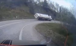 Virajı alamayan tır devrildi, sürücü yaralandı: Kaza anı kamerada