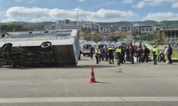 Bartın’da halk otobüsü otomobilin üzerine devrildi: 44 yaralı