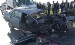 Kamyonetle çarpışan otomobil ikiye bölündü, sürücü hayatını kaybetti