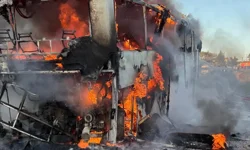 Otobüs alev topuna döndü, yolcular son anda kurtuldu