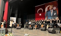 Yedieylül’de Türkü Gecesi: Öğretmen ve veliler aynı sahnede