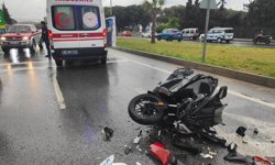 Kuşadası’nda kırmızı ışıkta bekleyen araca çarpan motosiklet sürücüsü ağır yaralandı