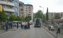Efeler'de ticari araç ile motosiklet çarpıştı: 1 yaralı