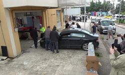 Çay içmeye geldiler, fren yerine gaza basınca gözlükçüye daldılar