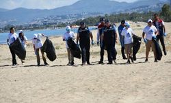 Kuşadası’nda öğrenciler sahilleri temizledi