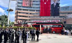 CHP, Genel Merkezi önünde çıkan tartışmada su şişeleri havada uçuştu