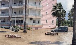 Hatay’da araçlar ve evler sular altında kaldı