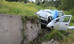 İstinat duvarına çarpan otomobildeki 3 kişi öldü, 1 kişi ağır yaralandı