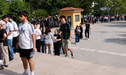 Binlerce öğrenci üniversite hayaliyle sınav salonlarına koştu