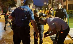 Öfkeli baba, kızını rahatsız eden gencin kulağını kesti: 1'i polis 2 yaralı