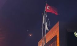 Türk bayrağı ile ay ve yıldız aynı karede