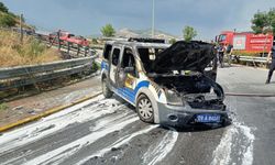 Efeler'de polis aracı alevlere teslim oldu