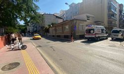 Otomobilin çarptığı motosiklet kaldırıma çıktı: 1 yaralı