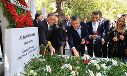 Altan Öymen, vefatının yıl dönümünde mezarı başında anıldı