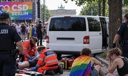 Berlin'de "onur yürüşü"nde minibüs kazası: 1 ölü