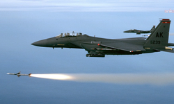 NYT: "İran, ABD'ye ait F-15E'yi İHA'larla takip ederek düşürdü"