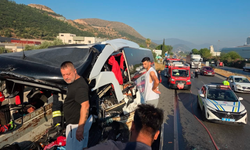 Söke-Milas kara yolunda yolcu otobüsü tıra çarptı: 2 ölü