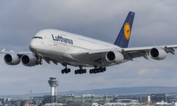 Lufthansa A380, iniş sırasında pist aydınlatmasına çarptı