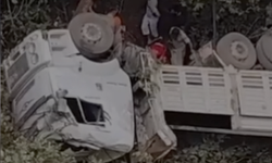 Hatay'da korkutan kaza: Uçuruma yuvarlanan kamyondaki baba oğul yaralandı
