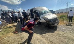Hakkari’de düğüne giden minibüs kaza yaptı: 1 ölü, 5 yaralı