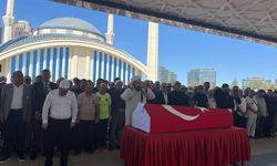Oyuncu Serhat Kılıç, Karşıyaka Mezarlığı'nda toprağa verildi