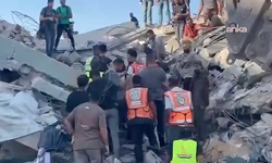 Gazze’de İsrail saldırılarında hasar gören bina çöktü