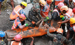 Nepal’de sel felaketinden 9 gün sonra iki işçi tünelden sağ çıkarıldı