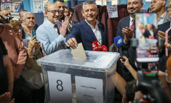 YENİ Parti Lideri Özel, Yunusemre'de ilçe başkanlığı için yapılan ön seçimde oy kullandı