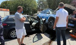 Polis ekibi otomobille çarpıştı: 2 yaralı