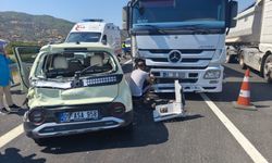Kuyucak’ta tır otomobile çarptı: 3 yaralı