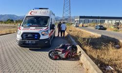Nazilli'de orta refüje yuvarlanan motosikletin sürücüsü yaralandı