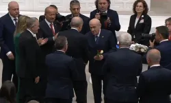 Cumhur İttifakı’ndan TBMM’de dikkat çeken mesaj: Erdoğan teşekkür etti, Bahçeli kırmızı-beyaz güller sundu