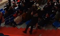 Güvenlik görevlisi, engelli çocuğu kucağında taşıdı
