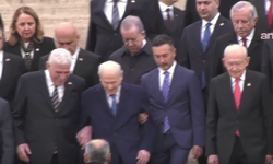 Devlet Bahçeli, Anıtkabir’de Dervişoğlu ve Kalın ile sohbet etti
