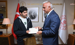 Bakan Ersoy, YKS Türkiye 142’ncisi Ahmet Deniz'i kabul etti