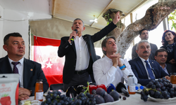 Özgür Özel, Çağrışan’da üzüm üreticileriyle buluşt