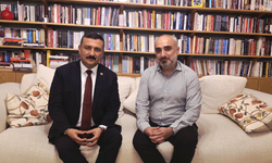 İYİ Partili Türkoğlu, ev hapsindeki gazeteci İsmail Saymaz’ı ziyaret etti