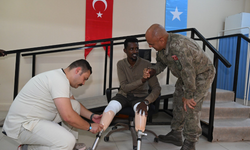 MSB’den Somalili 5 gaziye protez bacak desteği