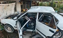 Aydın'da kontrolden çıkan otomobil sergiye çarparak takla attı: 2 kişi yaralandı