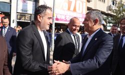 Özgür Başkan Özgür'ü yanında ayırmıyor