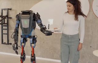 İşte evde kullanım için geliştirilen ilk hizmet robotu, siz söyleyin o yapsın
