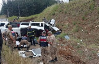 Antep’te TIR ile yolcu minibüsü çarpıştı: 8 ölü, çok sayıda yaralı
