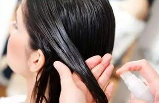 Saçlarınızı yanlış yıkıyor olabilirsiniz? Uzmanı saç tipine göre haftalık çizelge verdi
