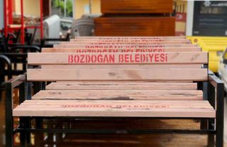 Bozdoğan Belediyesi bankları ve durakları kendi imkanlarıyla üretiyor