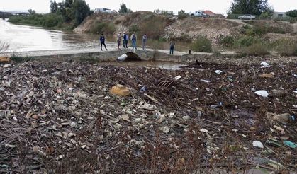 Sel sonrası Menderes Nehri çöple kaplandı