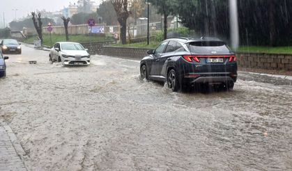Efeler'de sağanak yağış vatandaşlara zor anlar yaşattı
