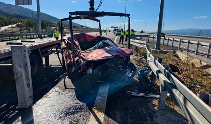 Otoban Dehşeti! Tırın Altına Giren Otomobilde 3 Kişi Can Pazarı Yaşadı