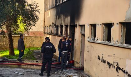 Şehrin göbeğinde korkutan yangın: Eski kütüphane dumanlara teslim oldu