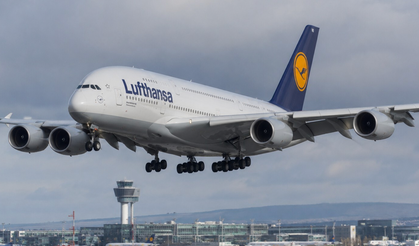 Lufthansa A380, iniş sırasında pist aydınlatmasına çarptı