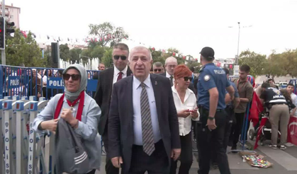 Ümit Özdağ'dan 30 Ağustos Zafer Bayramı'nda Anıtkabir'e ziyaret